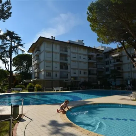 Comfortable Flat For 6 Guests In A With Common Pool In Lignanoriviera * 리그나노 사비아도로